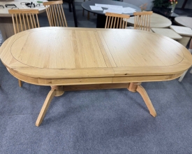 OVAL DINING TABLE w WOODEN LEGS