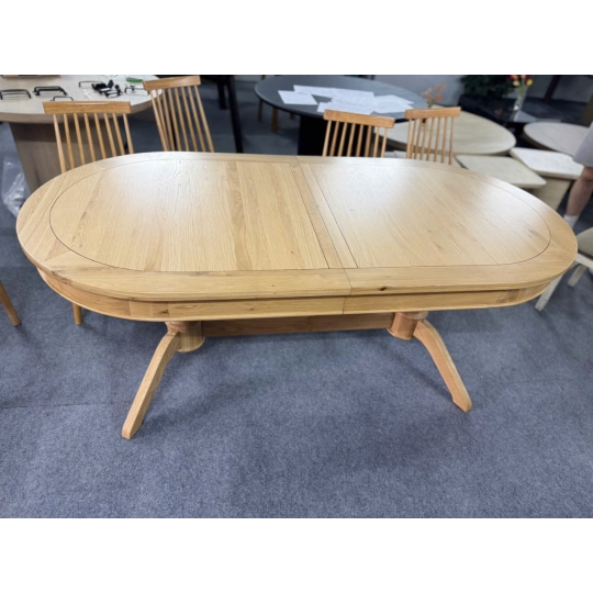 OVAL DINING TABLE w WOODEN LEGS